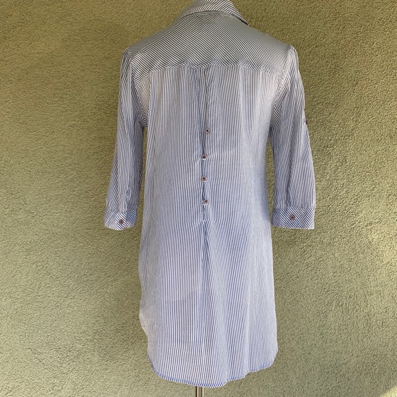 🔥5/$20🔥 Blue and White Vertical Stripe Lightweight Tunic - Picture 7 of 12